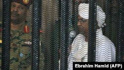 Omar al-Bashir para një Gjykate në Sudan. 
