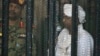 عمر البشیر در جلسه روز دوشنبه دادگاه داخل یک قفس نشسته بود.