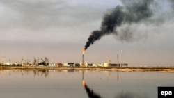 Iraq -- An oil refinery in the waters of the Northern Arabian Gulf close to the port town of Umm Qasr in Basra, 08Mar2009