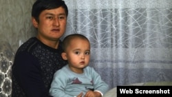 Гражданин Казахстана Айкын Абден, муж задержанной в Китае Муниры Серикжан, вместе с их совместным ребенком.