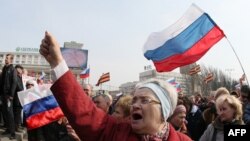 Activiști pro-ruși în Donețk pe 15 martie.