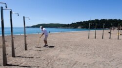 Ulicama i plažama Budve pred kraj sezone