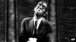 Actorul Al Jolson deghizat și fardat în cântăreț și saltimbanc de culoare în primul film sonor, din 1927: "The Jazz Singer". Facebook a anunțat noi măsuri împotriva imaginilor "blackface" care ridiculizează persoanele de culoare.