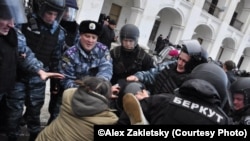 Cутичка активістів і «Беркута» в Гостиному дворі, Київ, 18 лютого 2013 року (©Alex Zakletsky)