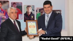 Ассоциация спортивных журналистов Таджикистана назвала Дилшода Назарова лучшим спортсменом 2015 года.
