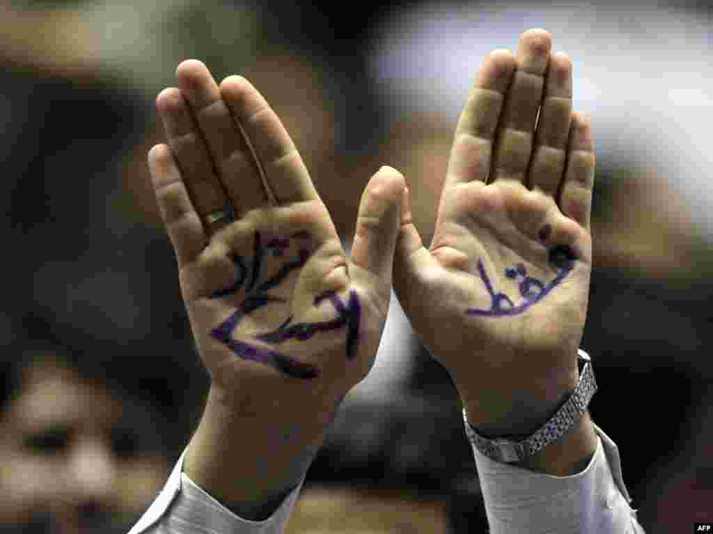 Iran - ¨Samo Ahmadinejad¨ - Ovaj pristalica iranskog predsjednika Mahmouda Ahmadinejada, dosjetio se kako da privuče pažnju medija tokom izborne kampanje u Teheranu. Na dlanu je napisao ¨samo Ahmadinejad.¨