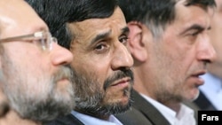 محمدرضا باهنر، محمود احمدی‌نژاد و علی لاریجانی در یک جلسه مشترک