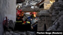Екипи се справуваат со штетите во Албанија