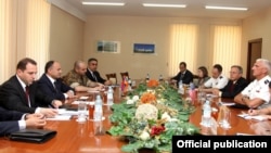 Armenia - Defense Minister Seyran Ohanian (second from left) meets U.S. Lieutenant General Mark Hertling in Yerevan, 18Jul2012.