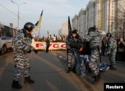 Полиция задерживает участника протеста во время "Русского марша". Москва, 4 ноября 2014 года.