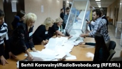 Підрахунок голосів на виборчій дільниці у Києві. 26 жовтня 2015 року