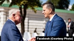 Ministrul roman al Apărării, Ionut Mosteanu, alături de emisarul președintelui Donald Trump, Keith Kellog.