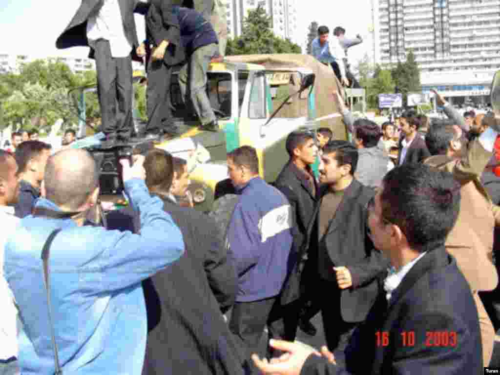 Prezident seçkisində qələbə çaldığını bəyan edən müxalifət 2003-cü il oktyabrın 15-də gecə küçələrə çıxdı. Oktyabrın 16-da isə etirazçıların qarşısı alınarkən, bir nəfər öldü, yüzlərlə adam xəsarət aldı, 600-dən çox şəxs həbs edildi
