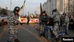 Поліція затримує учасника «російського маршу», Москва, 4 листопада 2014 року