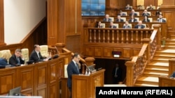Prim-ministrul desemnat, Vasile Tofan (la tribună), prezintă echipa și programul de guvernare la ședința Parlamentului din 21 iulie 2026