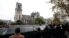 Plamen progutao kulu i krov katedrale Notre Dame