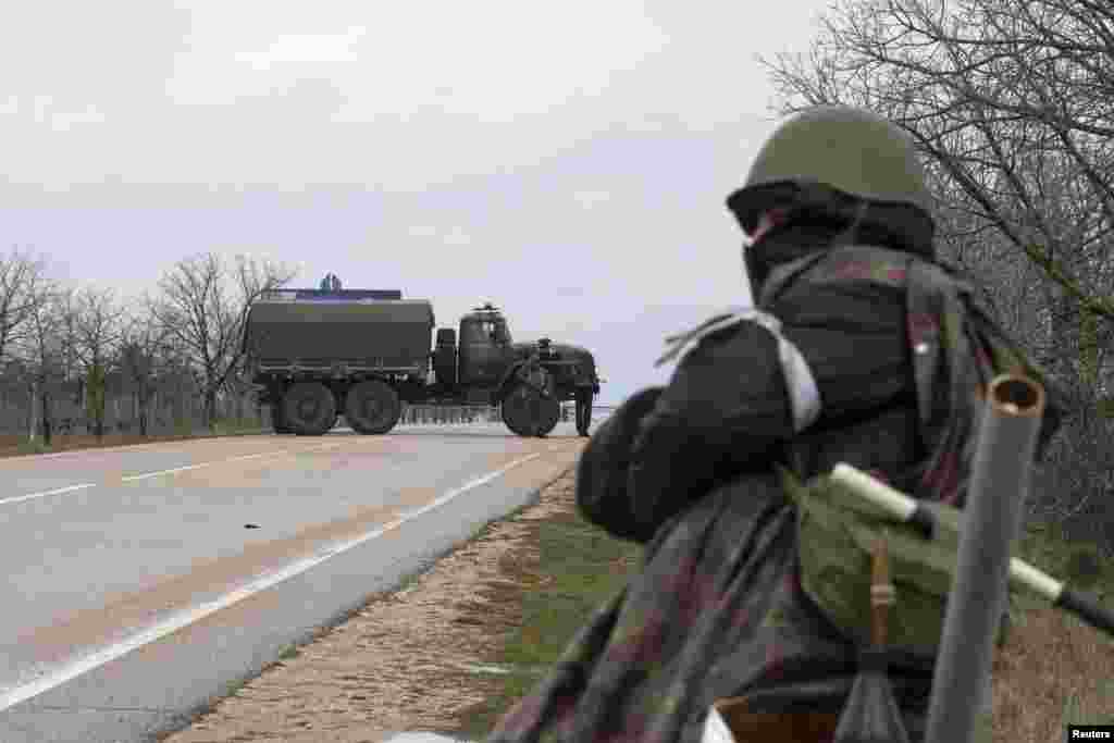 Також був заблокований аеропорт Бельбек, що поряд із Севастополем. 28 лютого 2014 року