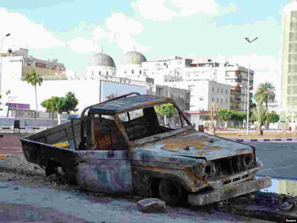 خودروی سوخته شده در یکی از جاده های شهر بنغازی