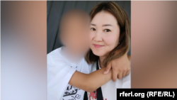 Сүрөттө токко урунуп каза болгон Ибрахим апасы Чолпон Чотбаеваны кучактап турат. Этикага байланыштуу баланын жүзүн ачык көрсөтө албайбыз  