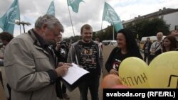 Мілінкевіч падпісваецца за кандыдата ад “Гавары Праўду”