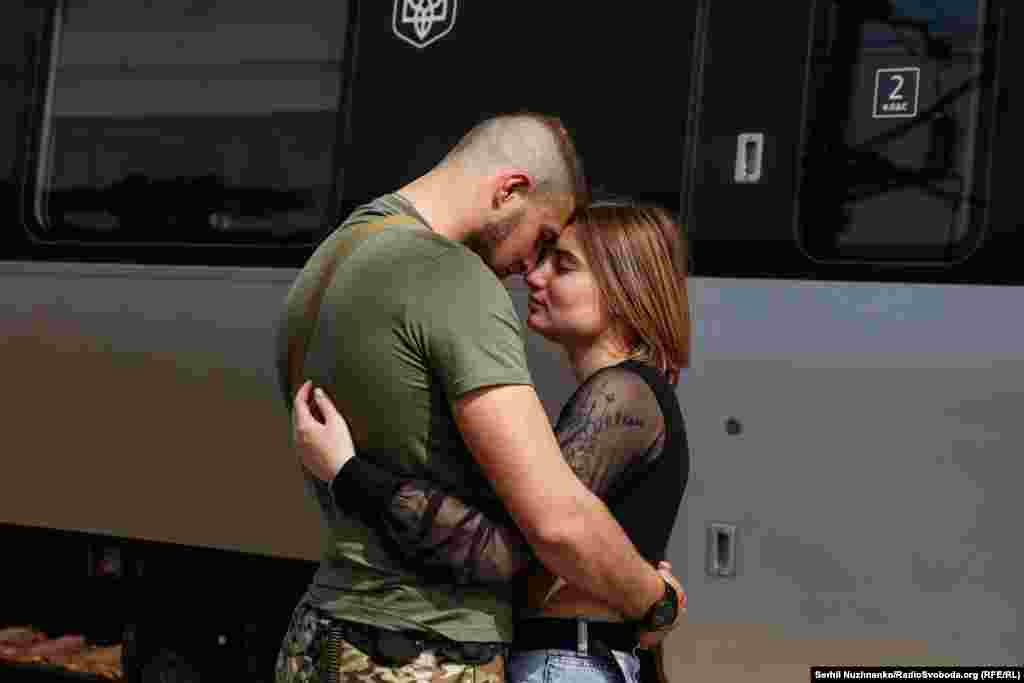 Залізничний вокзал у Краматорську завжди був місцем зустрічі військових із рідними. Солдати знаходили кілька днів, а то й годин, щоб побачитися зі своїми сім'ями або друзями. Тут близькі люди розділяли моменти радості від зустрічі і смуток від прощання