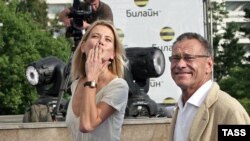 Andrei Konchalovsky și soția lui, Julia Vysotskaya