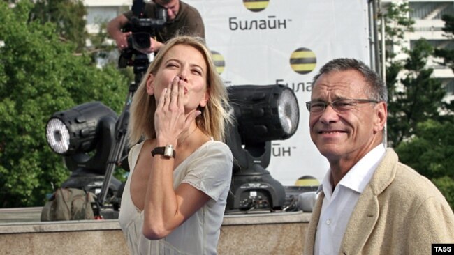 Andrei Konchalovsky și soția lui, Julia Vysotskaya