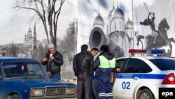 Сотрудник дорожной полиции в Москве проверяет документы водителей. Иллюстративное фото.