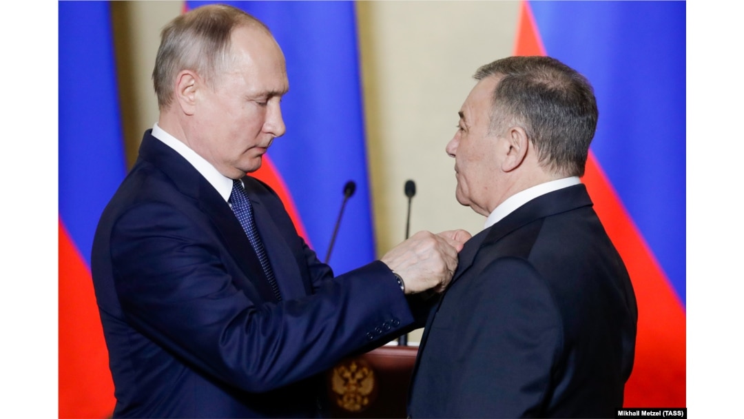 Президент России Владимир Путин и Аркадий Ротенберг, получивший звание Героя труда РФ "за особые трудовые заслуги в строительстве Крымского моста". 18 марта 2020 года