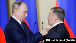 Vladimir Putin îl decorează pe Arkady Rotenberg, martie 2020
