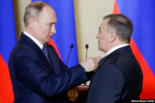 Presidenti rus Vladimir Putin dhe Arkady Rotenberg, i cili mori titullin Hero i Punës i Federatës Ruse "për merita të veçanta të punës në ndërtimin e urës së Krimesë". 18 mars 2020