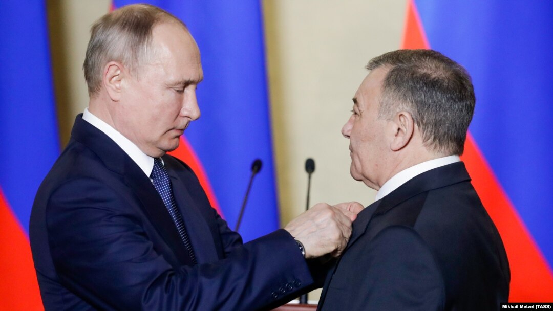 Vladimir Putin îl decorează pe Arkady Rotenberg, martie 2020
