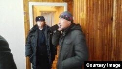 Один из задержанных нарушителей на референдуме в поселке Васильево. Источник фото: "Голос"