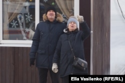 Алла Романова с мужем смотрят на свой дом