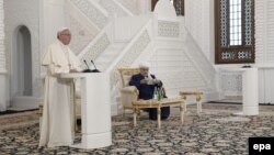 Рим папасы Франциск Бакудагы мечитте. 