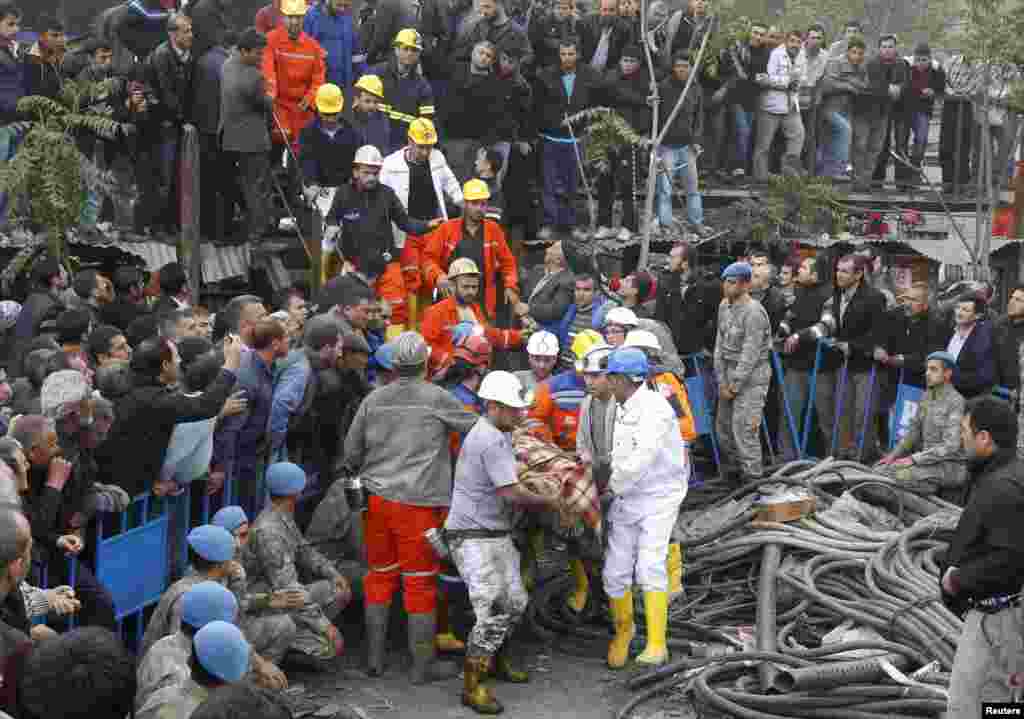 Спасатели вызволяют шахтера.