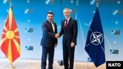 Македониянын премьер-министри Зоран Заев НАТОнун баш катчысы Йенс Столтенберг менен. 