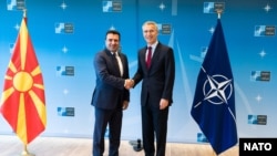Прем'єр-міністр Македонії (л) та генсекретар НАТО Єнс Столтенберґ (п)