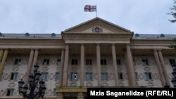 Рассмотрение иска должно было состояться вчера, однако Тбилисский городской суд перенес заседание