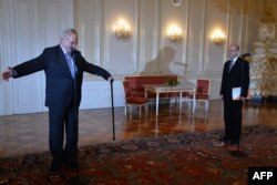 Милош Земан (слева) жестикулирует во время встречи с премьер-министром Чехии Богуславом Соботкой