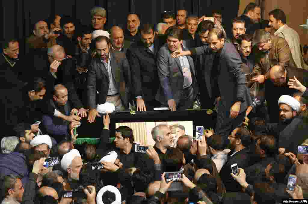 شماری از کسانی که وارد حسینیه جماران شده&zwnj;اند در کنار تابوت آقای هاشمی رفسنجانی.