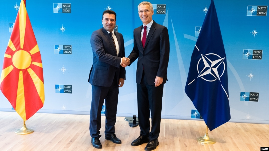 Премьер-министр Македонии Зоран Заев и генеральный секретарь НАТО Йенс Столтенберг