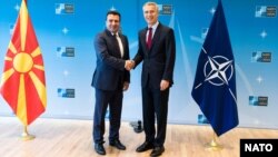 Şimali Makedoniyanın baş naziri Zoran Zaev və NATO-nun baş katibi Jens Stoltenberg