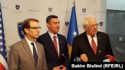 Pamje nga konferenca e kongresistëve amerikanë Peter Roskam dhe David Price, me kryetarin e Kuvendit, Kadri Veseli, Prishtinë 19 shkurt 2017.