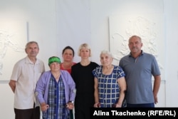 Катерина з відвідувачами під час виставки у Запоріжжі