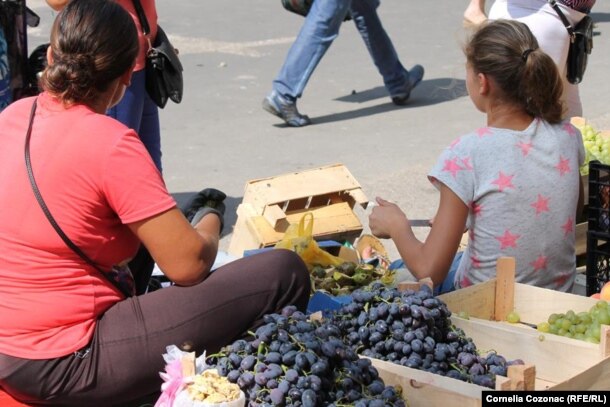 Copii aduși de părinți să muncească la piață