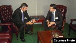 Грчкиот и македонскиот министер за надворешни работи, Ставрос Ламбринидис и Никола Попоски на средба во ОН во Њујорк.