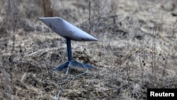 O stație de internet prin satelit Starlink pe linia frontului din Ucraina (imagine de arhivă) 