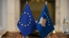 Flamuri i BE-së dhe ai i Kosovës. (Foto: Presidenca e Kosovës).