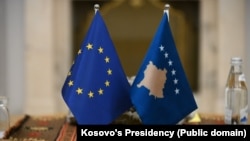 Flamuri i BE-së dhe ai i Kosovës. (Foto: Presidenca e Kosovës).